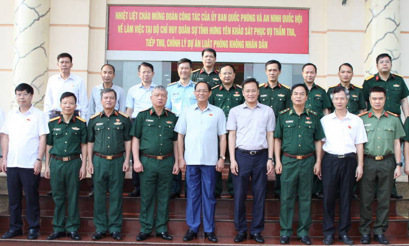 Phó Chủ tịch Quốc hội, Thượng tướng Trần Quang Phương chụp hình lưu niệm cùng lãnh đạo tỉnh Hưng Yên và Ban Chỉ huy quân sự tỉnh Hưng Yên